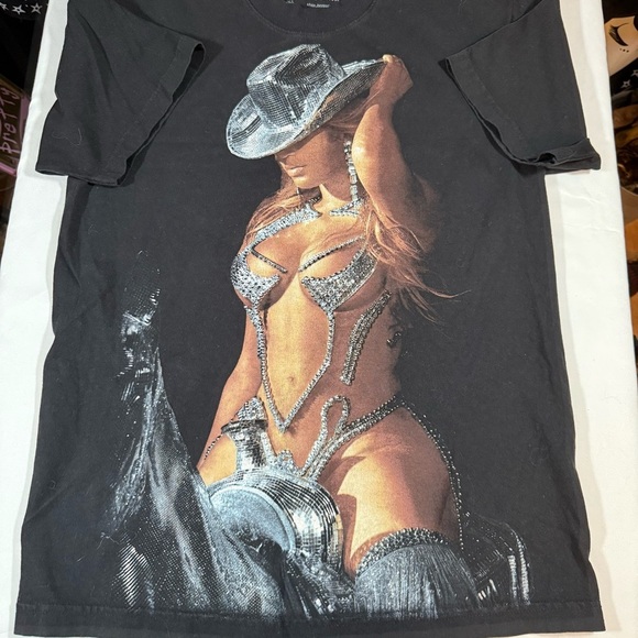 Official Beyoncé Renaissance Tour Black Short Sleeve Tee with Graphic Design - Picture 4 of 9